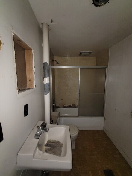 More Photos Of 1823 W 8th St, Muncie Multifamily For Sale