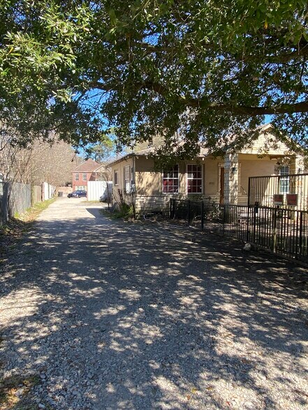 Primary Photo Of 828 Oak St, Houston Specialty For Sale