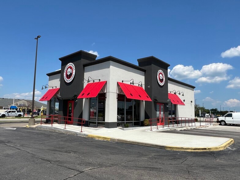 More Photos Of 840 N Kinzie Ave, Bradley Storefront For Sale