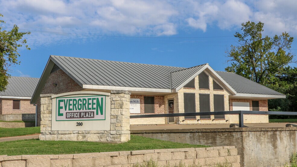 More Photos Of 200 E Evergreen St, Sherman Office For Lease