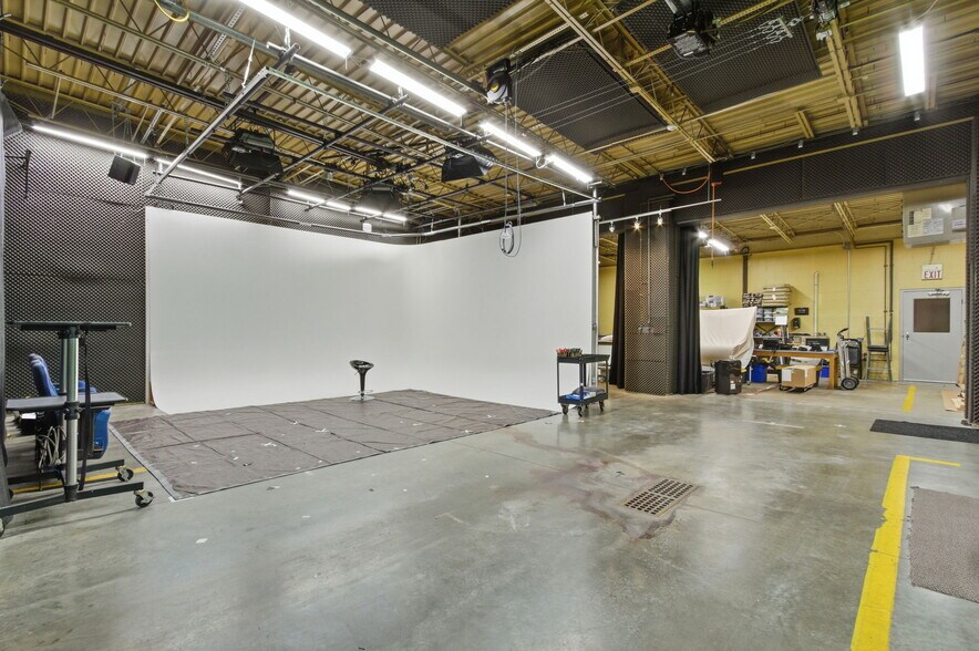 More Photos Of 7731 Traders Ln, Indianapolis Office For Sale