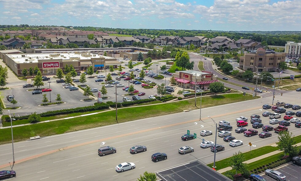 More Photos Of 7131-7241 W 135th St, Overland Park Freestanding For Lease