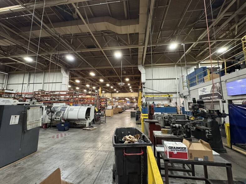 More Photos Of 200 E 90th St, Davenport Warehouse For Lease