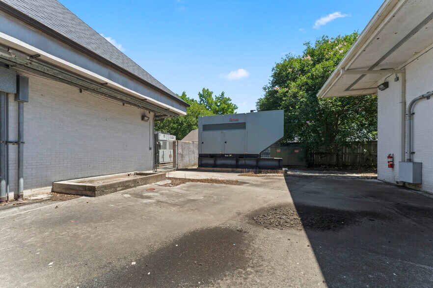 More Photos Of 2500 False River Dr, New Roads Office For Sale