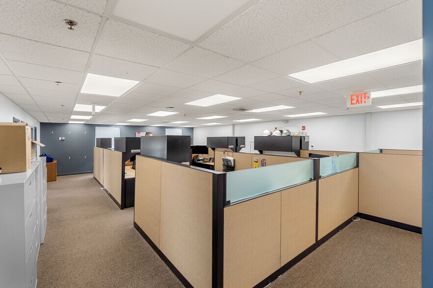 More Photos Of 4 Preston Ct, Bedford Office For Lease