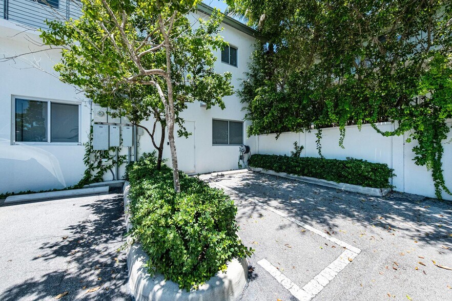 More Photos Of 3305 SW 37th Ave, Miami Office For Sale