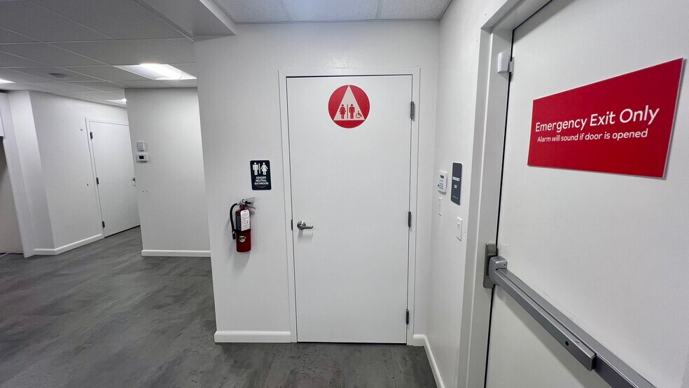 More Photos Of 2409 S Macdill Ave, Tampa Freestanding For Lease