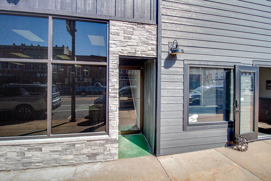 More Photos Of 107 N State St, Jerseyville Office For Lease