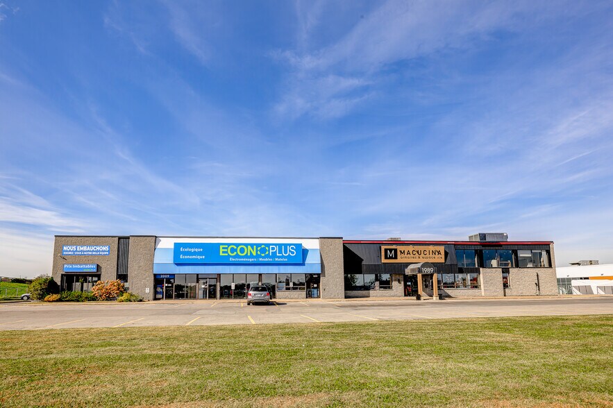 More Photos Of 2789-2855 Boul Le Corbusier, Laval Warehouse For Lease