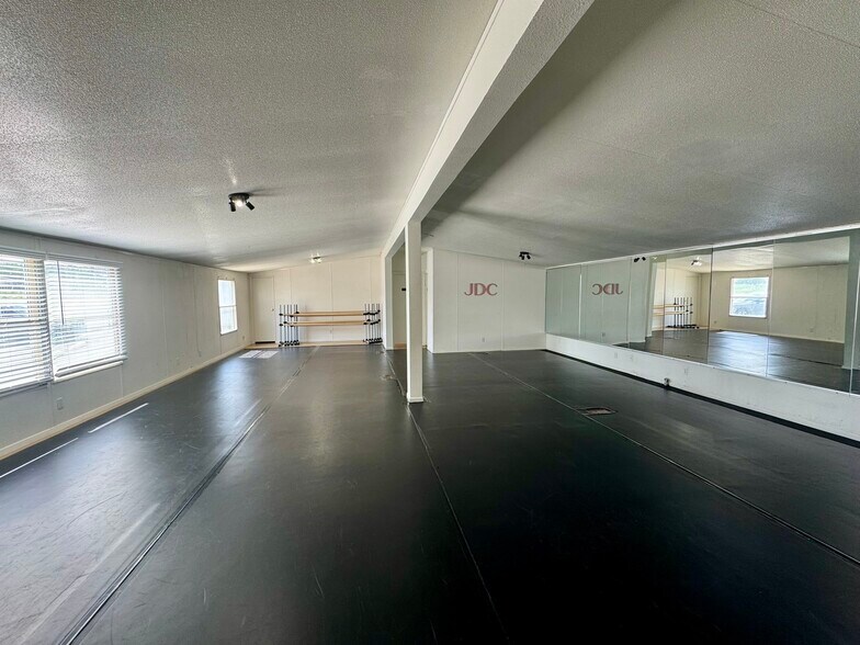 More Photos Of 3001 E Highway 199, Springtown Flex For Lease