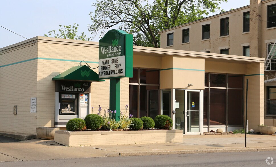 More Photos Of 4517 Vine St, Cincinnati Bank For Lease