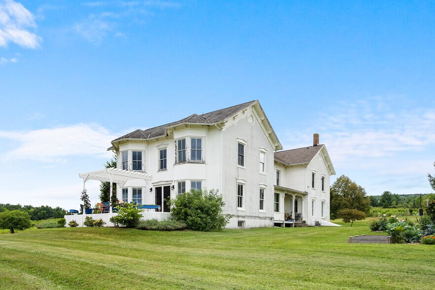 More Photos Of 9940 Middle Rd, Hammondsport Winery Vineyard For Sale