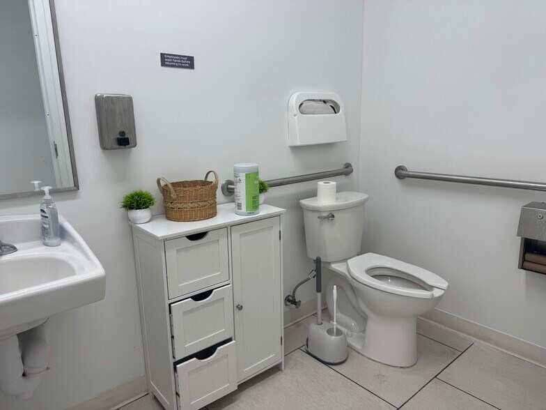 More Photos Of 505 NE 125th St, North Miami Medical For Lease