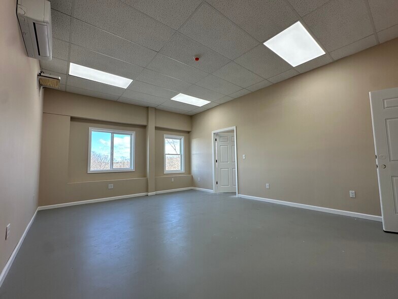 More Photos Of 226 Norwich Rd, Plainfield Warehouse For Lease