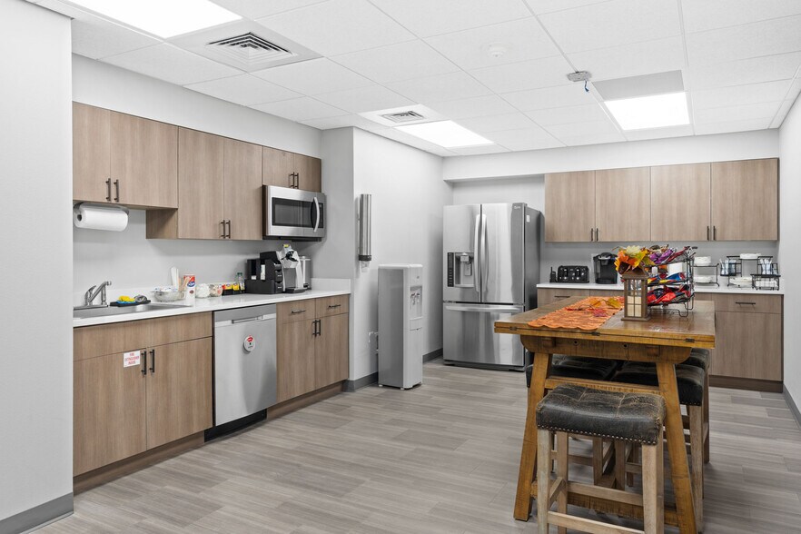 More Photos Of 313-315 Edge Ave, Valparaiso Office For Sale