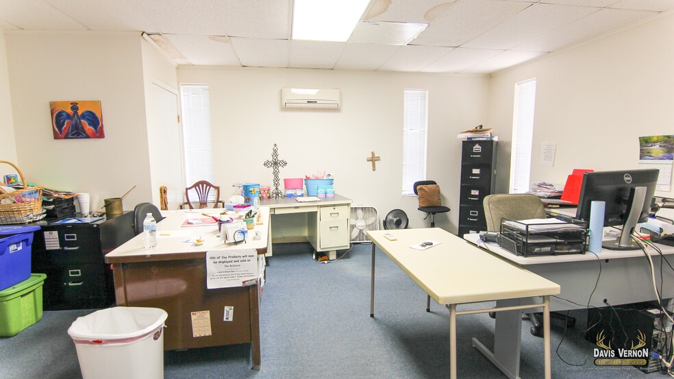 More Photos Of 1331 Cumberland St, Vernon Storefront For Sale