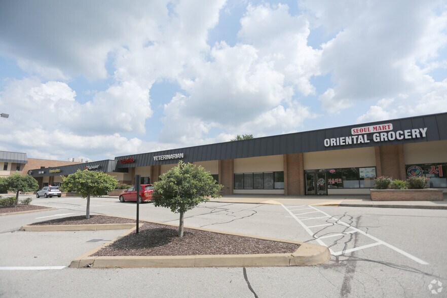 More Photos Of 100-176 Four Seasons Shopping Ctr, Chesterfield General Retail For Lease