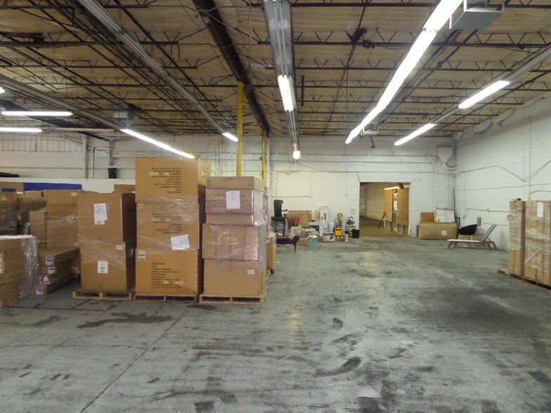 More Photos Of 2602 W Holly St, Phoenix Warehouse For Lease