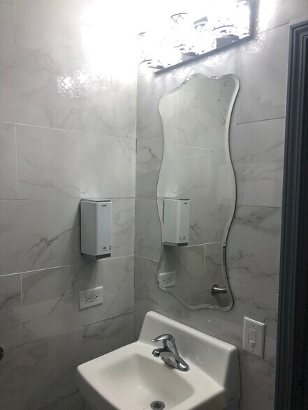 More Photos Of 1450 W Webster Ave, Chicago Restaurant For Lease