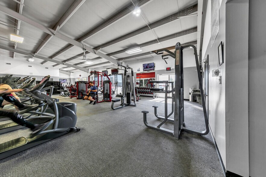 More Photos Of 2500 S Ferdon Blvd, Crestview Storefront For Lease