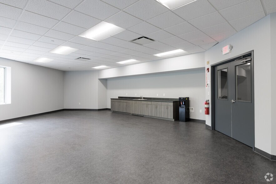 More Photos Of 261 River Rd, Clifton Distribution For Lease