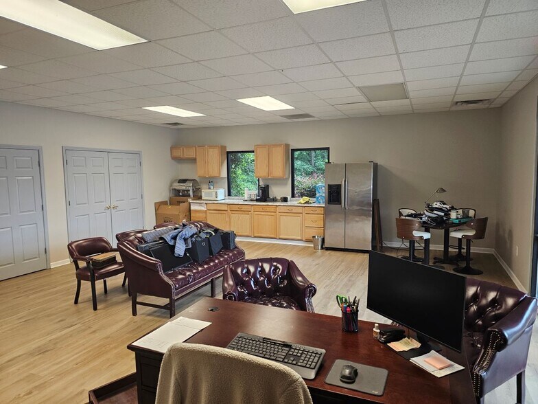 More Photos Of 5511 Radford Rd, Flowery Branch Office For Lease
