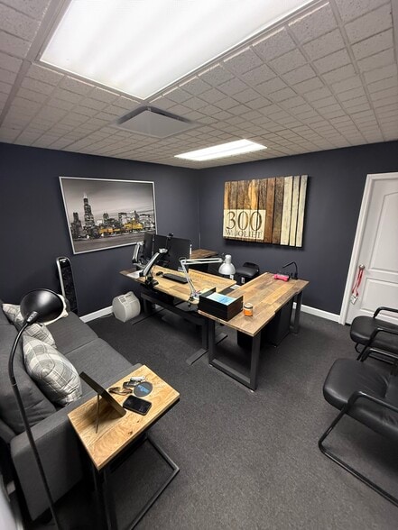 More Photos Of 300 W Joliet St, Ottawa Flex For Sale
