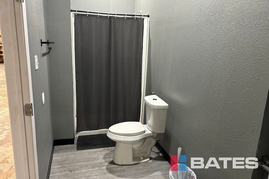 More Photos Of 2921 E Abram St, Arlington Manufacturing For Sale