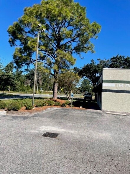 More Photos Of 1305 Floral Pky, Wilmington Freestanding For Lease