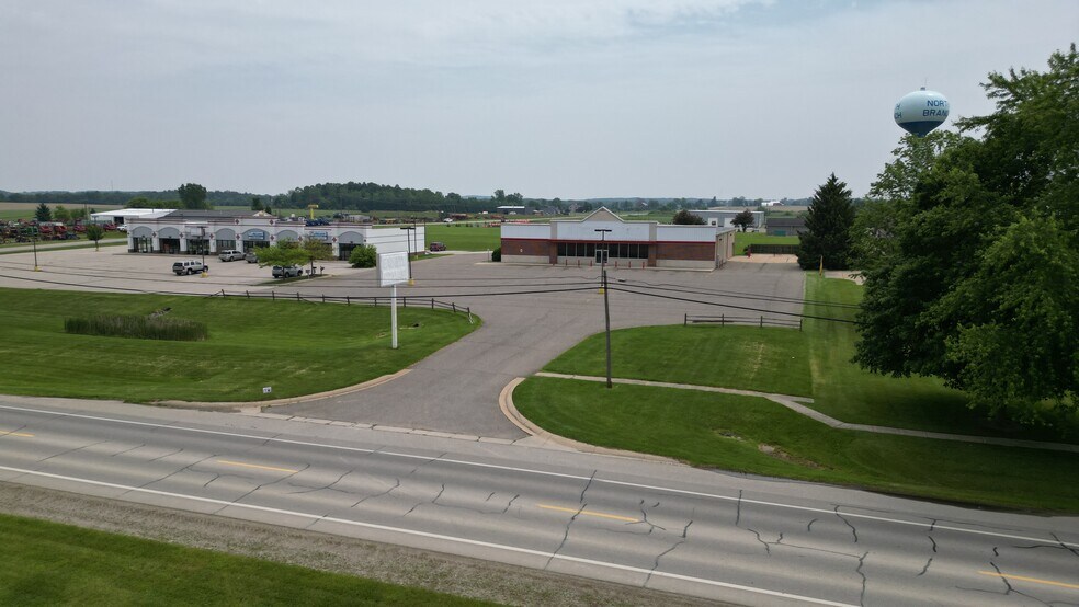 More Photos Of 4464 Huron St, North Branch Freestanding For Lease