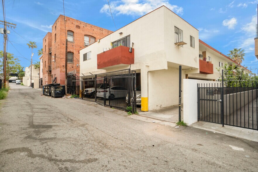 More Photos Of 4053 Oakwood Ave, Los Angeles Apartments For Sale