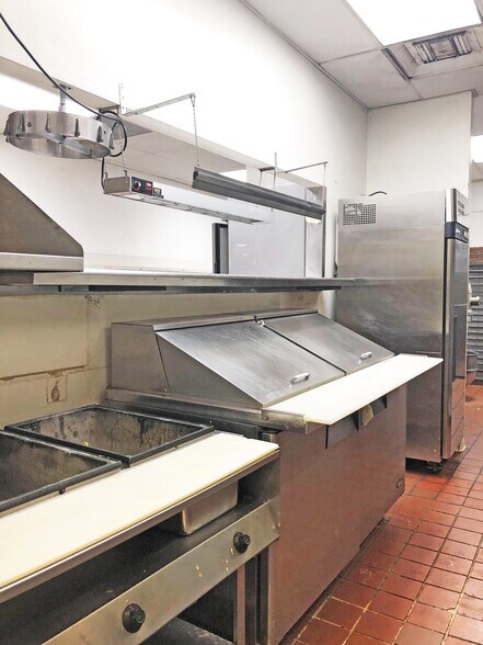 More Photos Of 5512-5530 Van Nuys Blvd, Sherman Oaks Restaurant For Lease