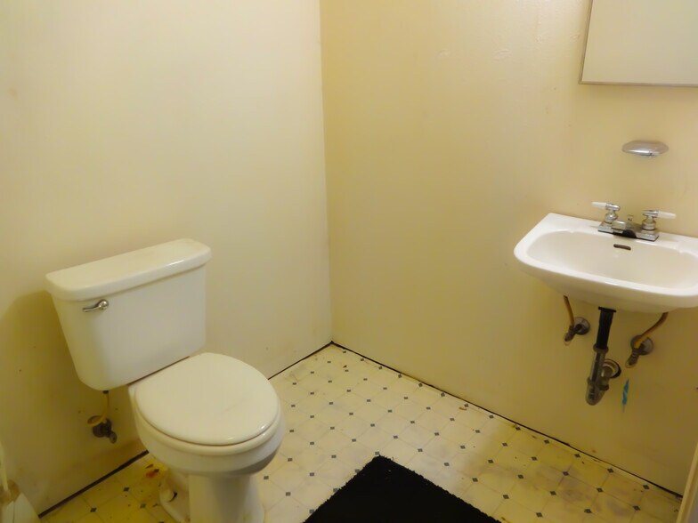 More Photos Of 801 W Broadway St, Big Sandy Light Distribution For Sale