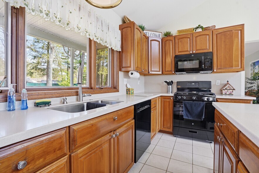 More Photos Of 120 Milford Hill Ln, Milford Flex For Sale