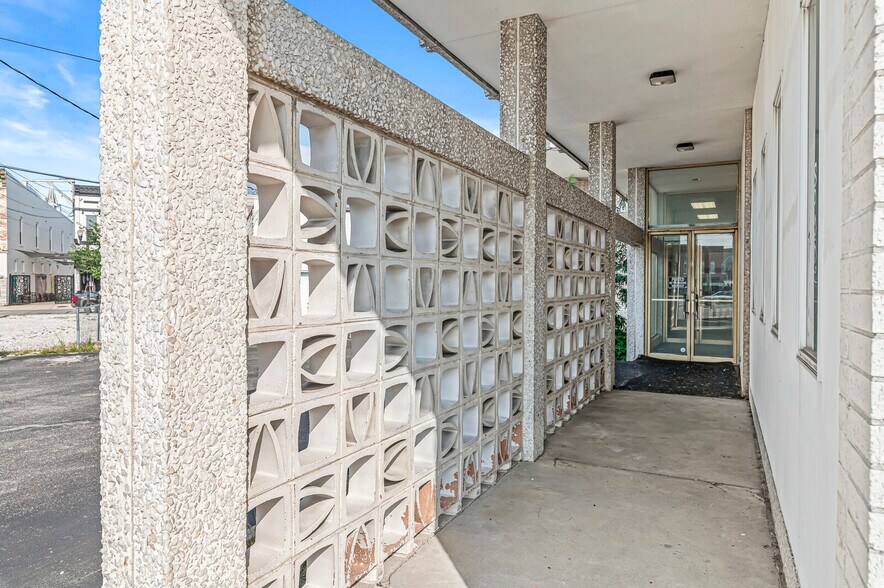 More Photos Of 101 S Anderson St, Elwood Restaurant For Sale