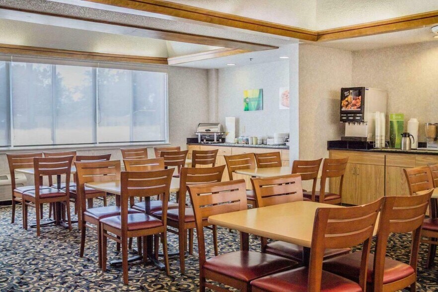 More Photos Of 1723 E Perry St, Port Clinton Hotel For Sale