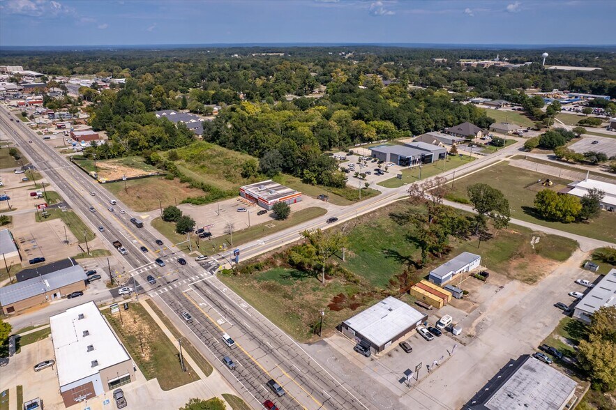 More Photos Of 906 S Main St, Lindale Light Distribution For Sale