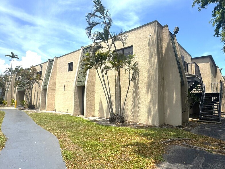 More Photos Of 15291-15327 NW 60th Ave, Miami Lakes Unknown For Lease