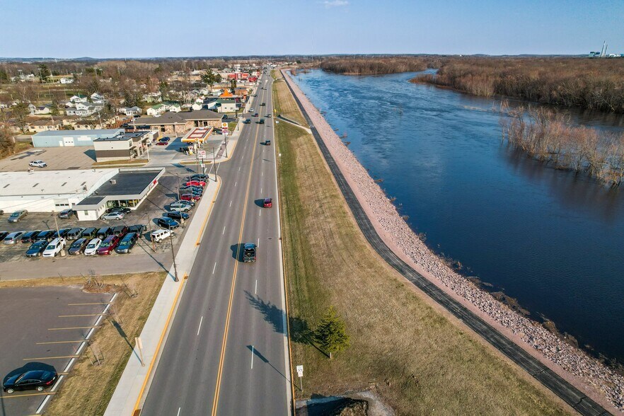 More Photos Of 515 E Wisconsin St, Portage Auto Dealership For Sale
