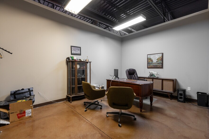 More Photos Of 8445 N Main St, Kansas City Freestanding For Lease