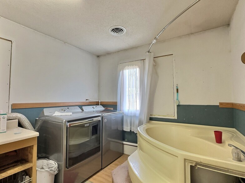 More Photos Of 130 Commercial Ln, Sundance Office For Sale