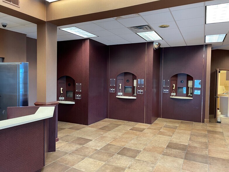 More Photos Of 139 Plaza Dr, Brandon Bank For Sale