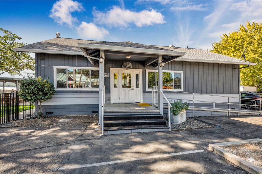 More Photos Of 14625 Lakeshore Dr, Clearlake Restaurant For Sale