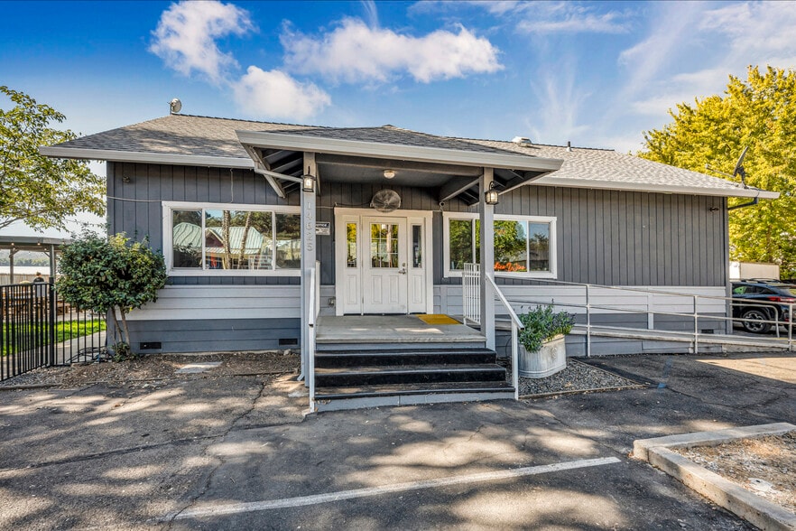 More Photos Of 14625 Lakeshore Dr, Clearlake Restaurant For Sale