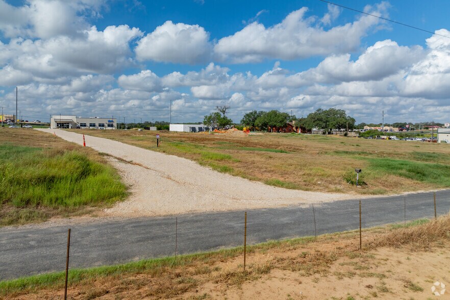 More Photos Of 208 Live Oak Way, Floresville Land For Sale