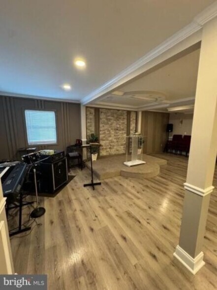 More Photos Of 7544 Holabird Ave, Dundalk Office For Sale