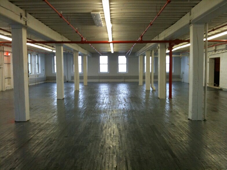More Photos Of 550-560 Barry St, Bronx Industrial For Sale
