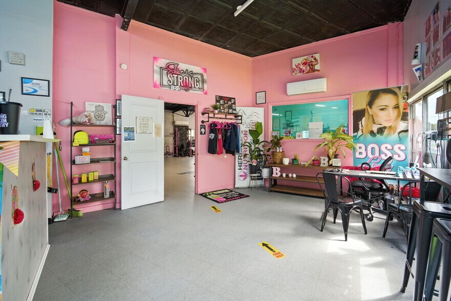 More Photos Of 218 Saint James Blvd, Springfield Storefront Retail Office For Lease