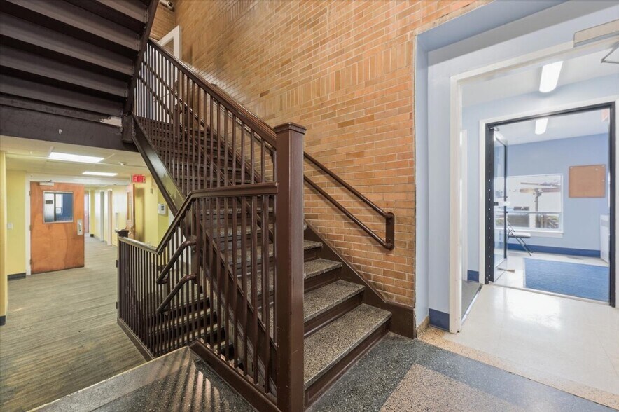 More Photos Of 90 Henry St, Inwood Office For Lease