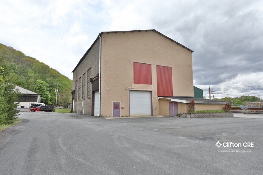 More Photos Of 126 E Dickerson St, Dover Warehouse For Lease